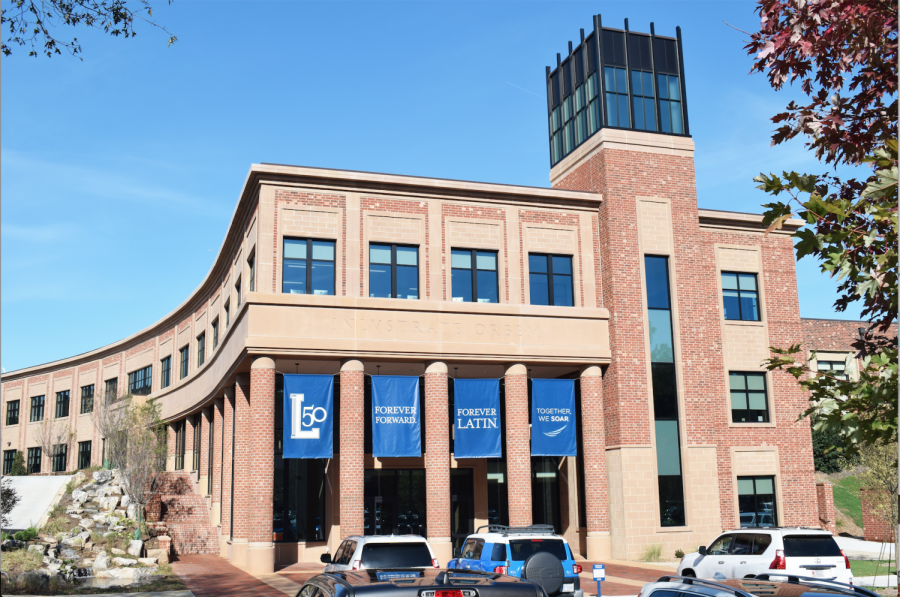 The entrance to Inlustrate serves as the entrance to the whole campus and is the first building that visitors see when they arrive on campus.
