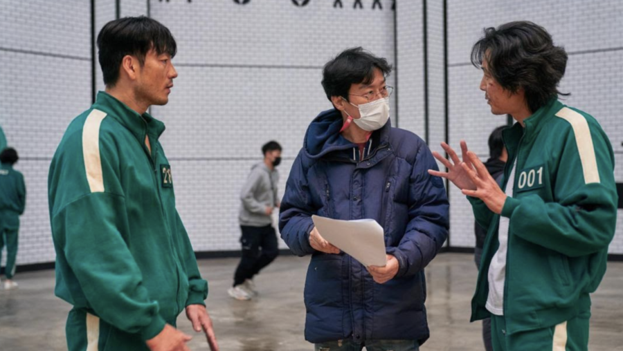 Writer and director, Hwang Dong-hyuk converses with main characters, Seong Gi-hun and Cho Sang-Woo. Photo by Netflix.
