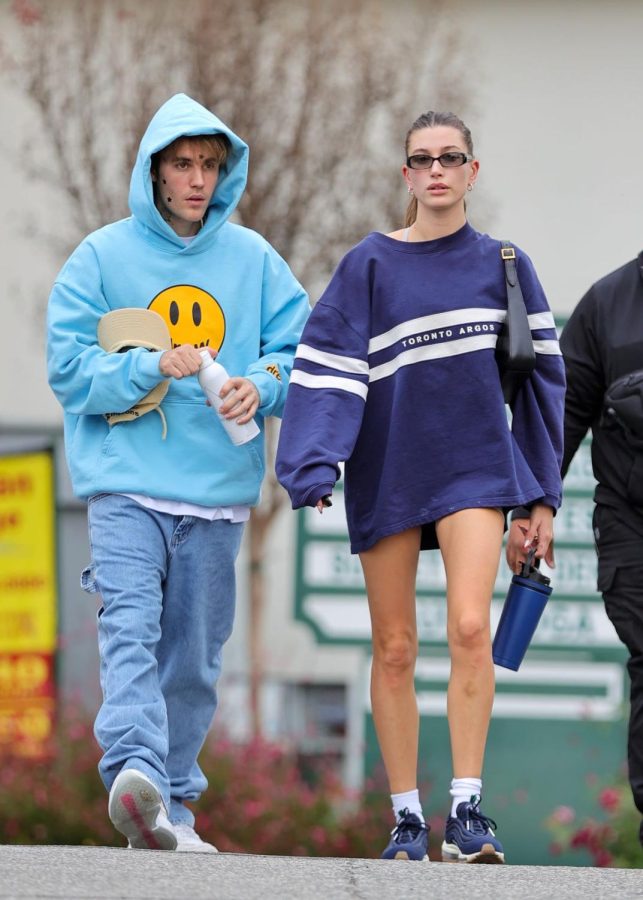 Hailey and Justin Bieber walking to the gym together. (Getty Images)